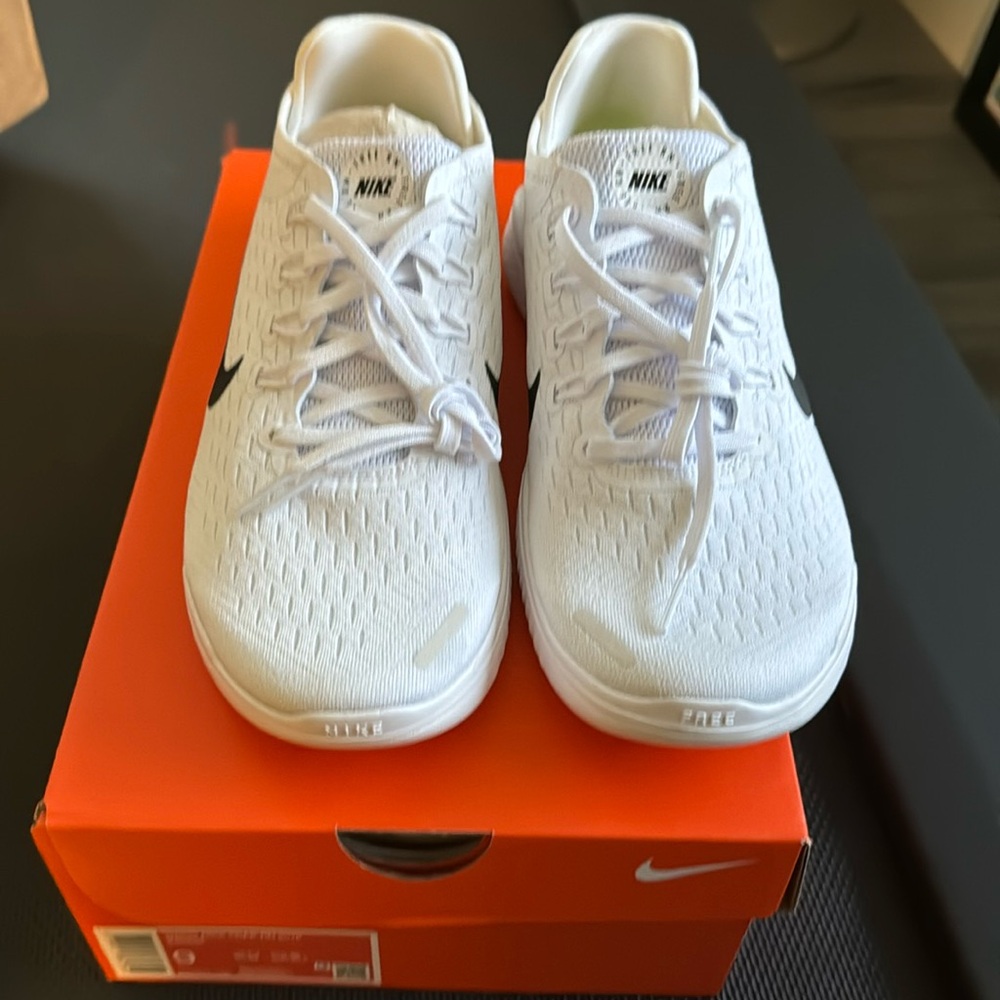 BNIB Women’s NIKE FREE RN 2018, US Size 9, White / Black